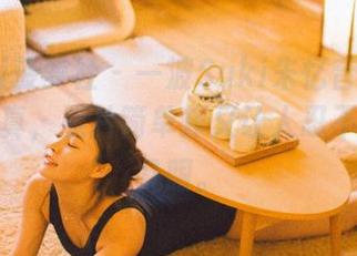 BoLoli菠萝社 – 一波Suki朱忆音的“圣诞”写真，照片简单却又让人忍不住多看几眼。
