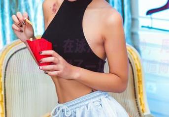 GIRLT果团网 – 在泳池的这一秒，周妍希的美图图集里引发了一场水上“喧闹”！