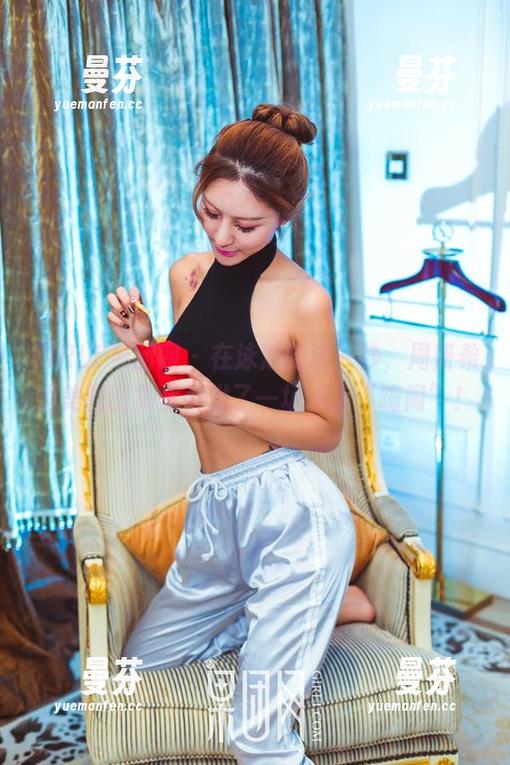 GIRLT果团网 - 在泳池的这一秒，周妍希的美图图集里引发了一场水上“喧闹”！