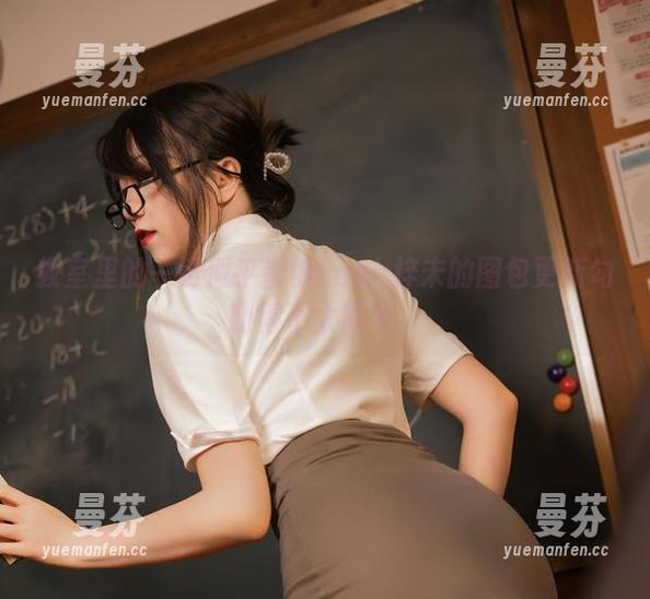 教室里的一切似乎都被Leah梓未的图包更新勾勒得不太简单。