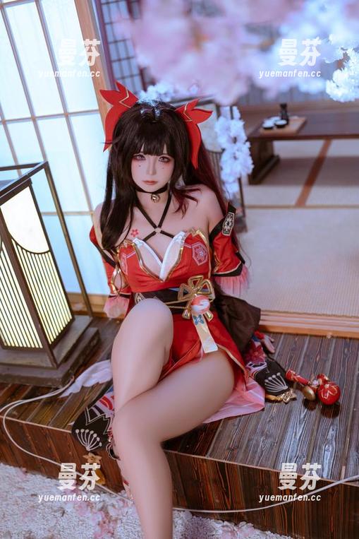 Quan冉有点饿的少女写真在网盘里，盯着看一会儿，肚子忽然叫了一声，尴尬了。