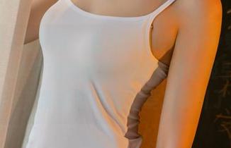 UGirls尤果网 – 当刘嘉琦cherry穿上比基尼，整个海滩都被她的原图给吸引了，哦不，是被沙滩的比基尼吸引了！