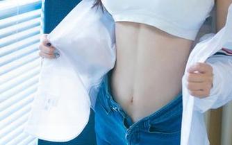 UGirls尤果网 – 看到尤菲儿的黑白写真精选，我不禁开始思考，为什么我没多拍几张这样的照片？