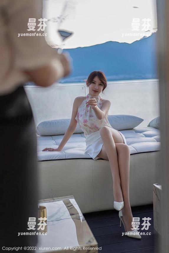 Xiuren秀人网 - 眼镜下的李夫人图集：这造型是不是有点过于‘精彩’了？