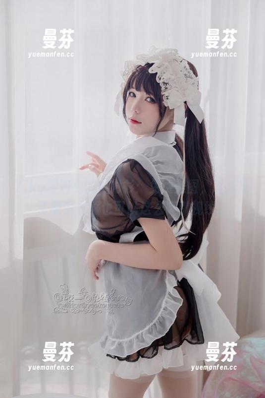 Yiko湿润兔的白衬衫：免费美图，差点忘了原来衣服也可以这么吸引视线。