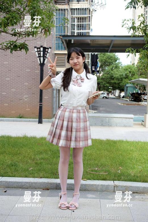 初夏女神 - 裸足展示：安妮原图，别问脚趾怎么排队…