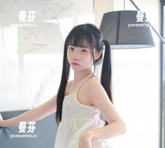 可可小白兔与兔兔的水中“特技表演”，分享一下，谁说兔子不会游泳的？