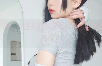 再看一眼，女主K的美脚写真，谁让腿长颜值高呢？