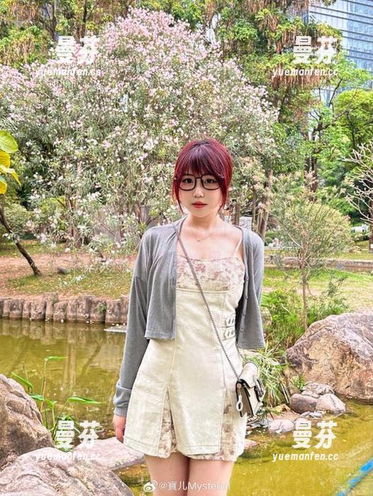 宝儿mysterial在民宿的那一抹可爱，无奈对着cos的图片心里无数个呐喊！