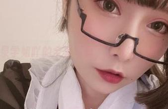 小泉学姐吖的全套写真，让我有点想上课