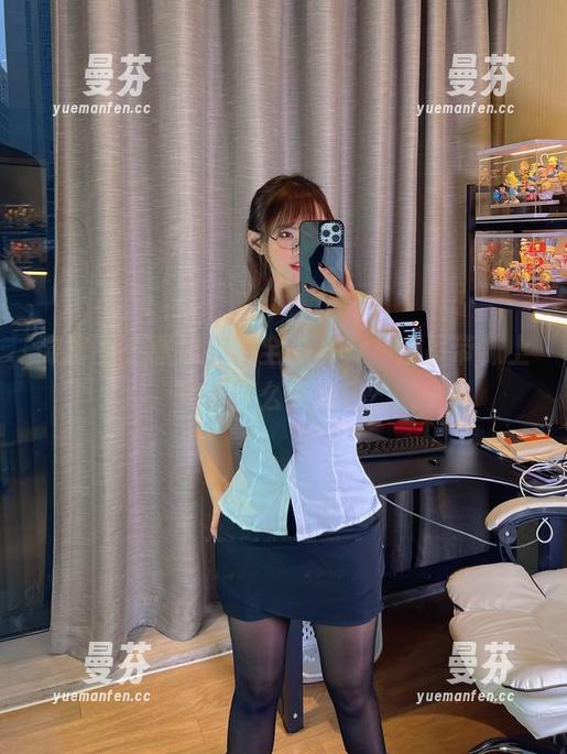 微密圈 - 张思允的全套写真，白吊带袜上演了什么小戏码？