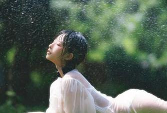 清水由乃的浴室高清合集：湿身不湿心的快乐时刻！