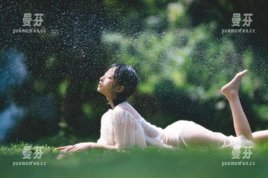 清水由乃的浴室高清合集：湿身不湿心的快乐时刻！