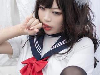 白烨烨的泳池图集，免费带你见识水里的‘泳池奇遇’！