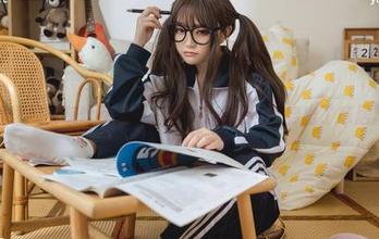 私房里那条灰丝花裙子，神沢永莉把礼服穿出了家居风？