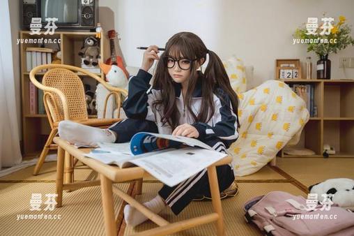 私房里那条灰丝花裙子，神沢永莉把礼服穿出了家居风？