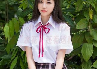 秀人网 – 看“小逗逗”在泳衣照里翻转，难道“水花”还有这种玩法？