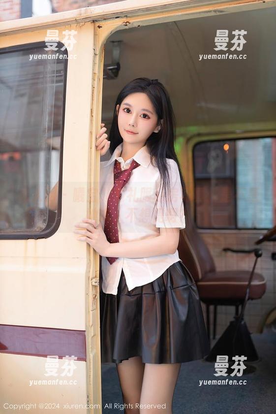 秀人网 - 曦宝儿的礼服私房写真：是不是她本人不想见啊？