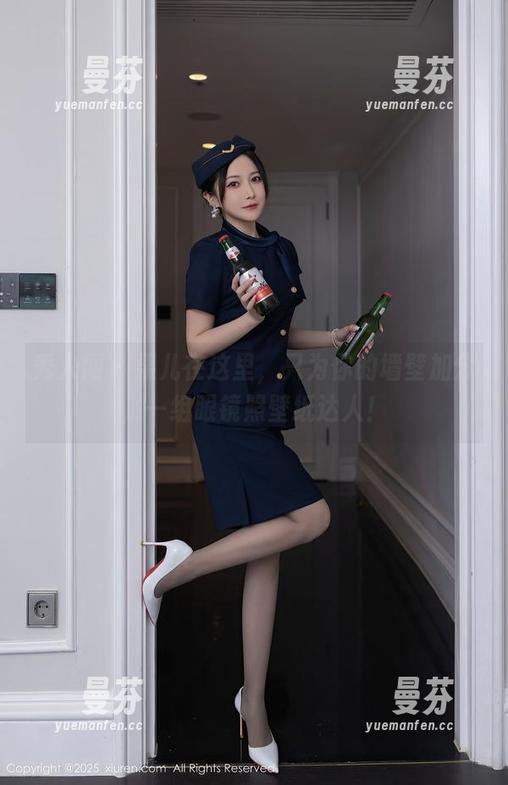 秀人网 - 果儿在这里，只为你的墙壁加分，一组眼镜照壁纸达人！