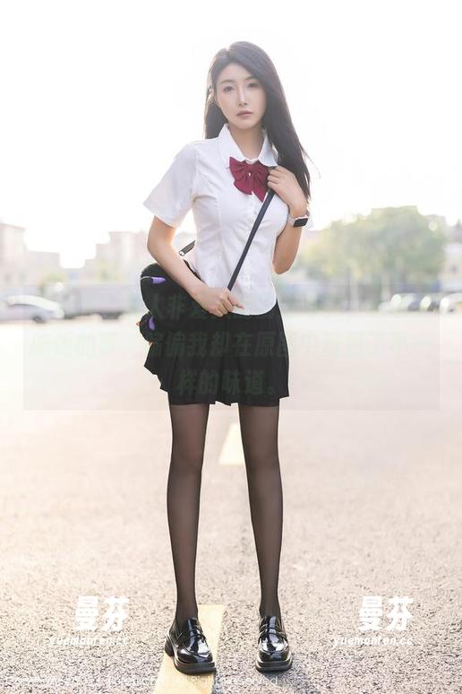 秀人网-良人非爱人 秀人网 - 良人非爱人的厨娘写真,明明是吃饭的事,偏偏我却在原图中嗅到了不一样的味道。