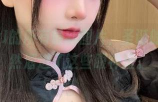 秋山AkI的所有最新图片，圣诞的元素居然溜进了这些眼神里。