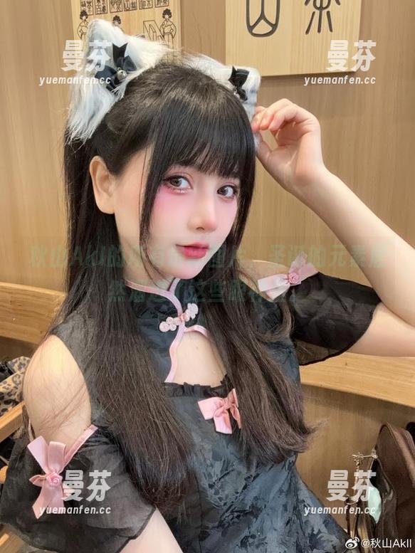 秋山AkI的所有最新图片，圣诞的元素居然溜进了这些眼神里。
