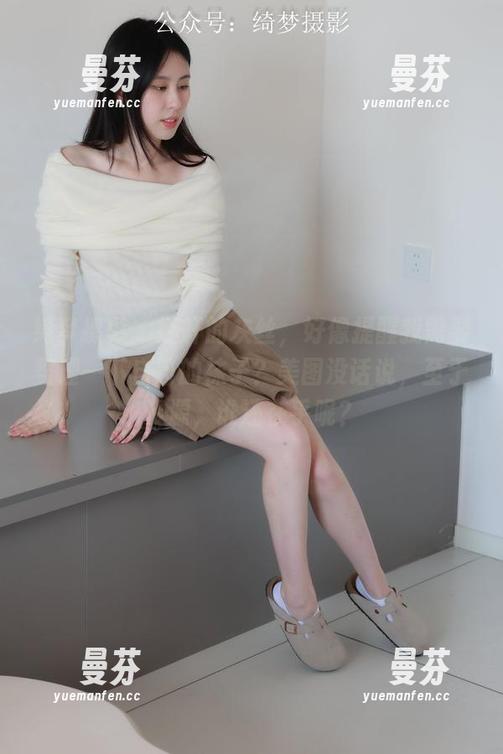 绮梦摄影 - 娅轩的灰丝，好像提醒我需要整理一下自己的袜子？美图没话说，至于资源，谁还在乎呢？