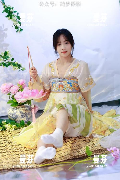 绮梦摄影 - 套图来袭，秋月的私拍附带了一对看似无底洞的长腿，让人联想到无限可能。