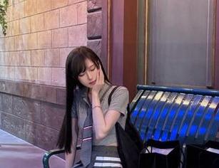 这组奶牛图片，是腐团儿Ikaros的又一勇敢尝试，cos的姿态微妙又可爱。