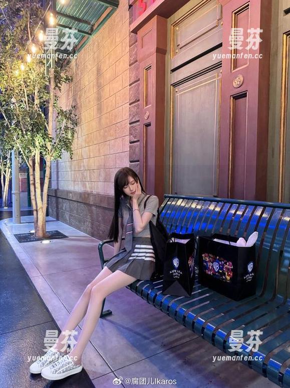 这组奶牛图片，是腐团儿Ikaros的又一勇敢尝试，cos的姿态微妙又可爱。
