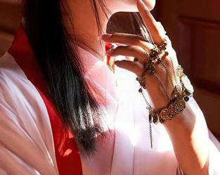 蜜桃社 – 图包里的露西Lucy与吊带，简单的姿态却一言不发的撩人！