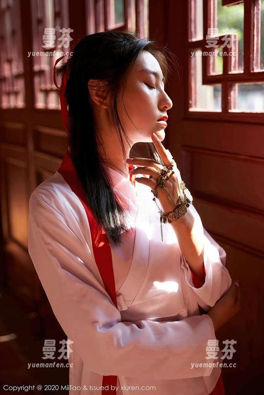 蜜桃社 - 图包里的露西Lucy与吊带，简单的姿态却一言不发的撩人！