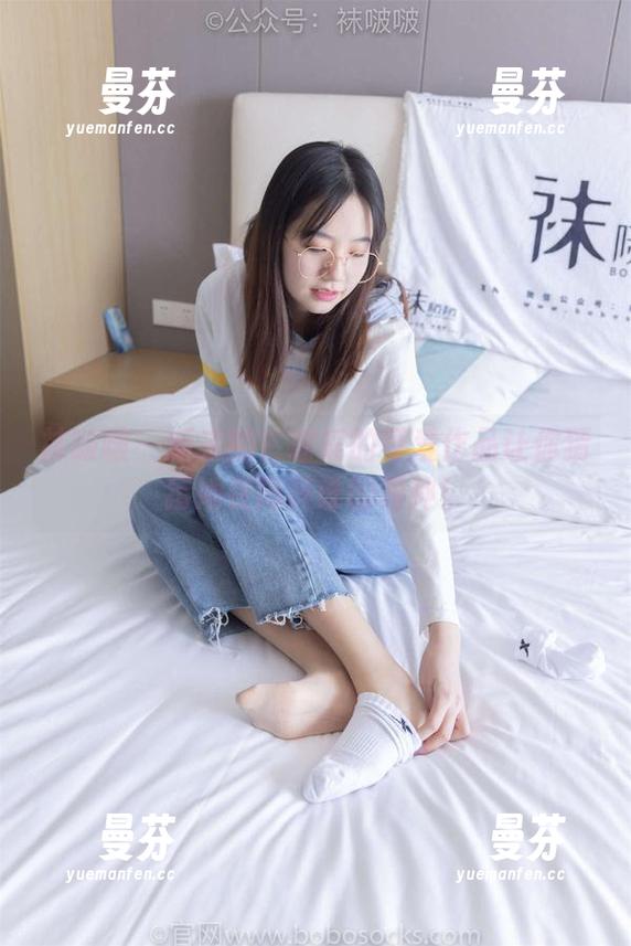 袜啵啵 - 新来的？瑶瑶的可爱作品让你猜猜她在陶醉谁的眼神！