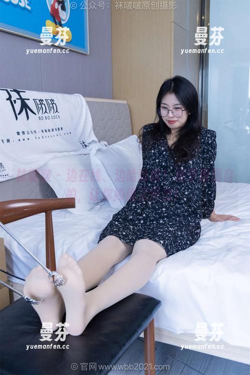 袜啵啵 - 边在线、边哈哈哈！稚予原图自拍，让你捧腹又怀念！