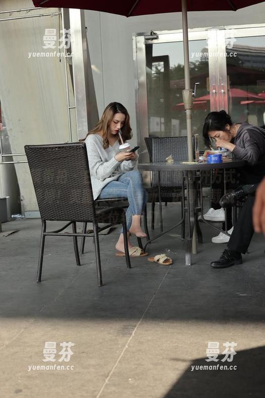 魔镜街拍 - 白色连衣裙的正确打开方式：找婷婷！美腿大赏已更新，记得下载哦，各位绅士们！