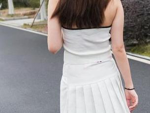 魔镜街拍-写真：牛仔短裙女郎和麋鹿，听着好像要开party了，来不来？