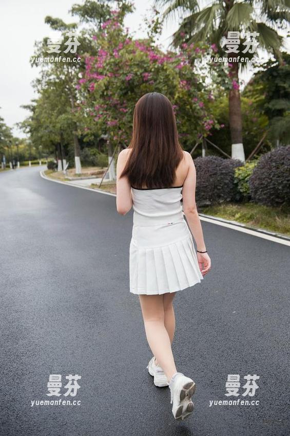 魔镜街拍-写真：牛仔短裙女郎和麋鹿，听着好像要开party了，来不来？