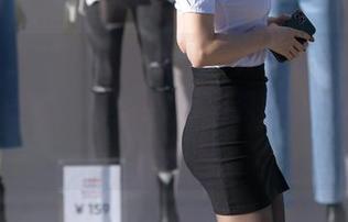 魔镜街拍为你盛情献上“天桥上的美女”大片，免费！但她们可能只对路过的你感兴趣哦
