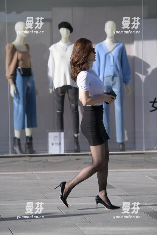 魔镜街拍为你盛情献上“天桥上的美女”大片，免费！但她们可能只对路过的你感兴趣哦